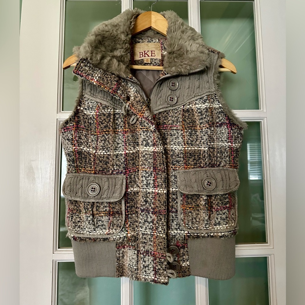 BKE by Buckle Gray and Pink Tweed Vest w/Faux Fur and Cable Knit Detail, Size M